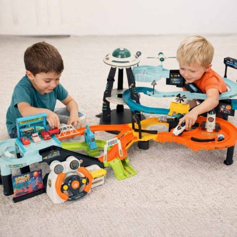 Kosmiczny tor samochodowy wielopoziomowy kierownica