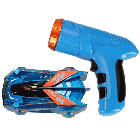 Samochód zdalnie sterowany na pilot laser jeździ po ścianie suficie niebieski