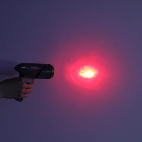 Samochód zdalnie sterowany na pilot laser jeździ po ścianie suficie niebieski